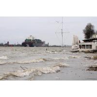 4976_0693 Hochwasser überflutet den Elbstrand - ein Containerschiff fährt elbabwärts. | Hochwasser in Hamburg - Sturmflut.